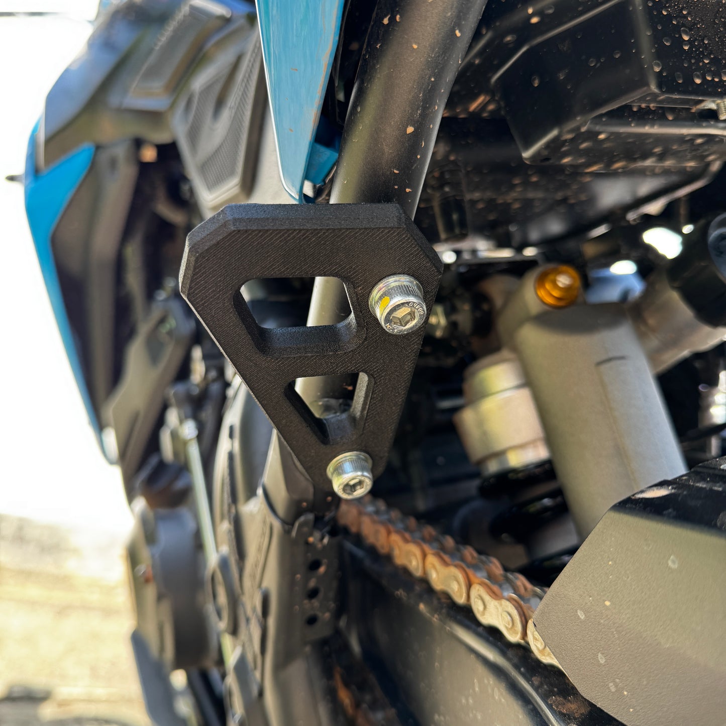 CarryPlate – Gepäckhalter-Platte für Yamaha Tenere 700 | ersetzt Soziusfußrasten