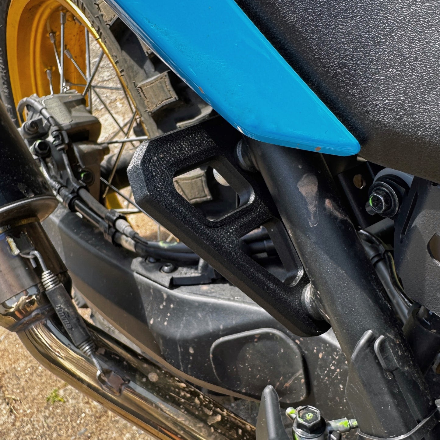 CarryPlate – Gepäckhalter-Platte für Yamaha Tenere 700 | ersetzt Soziusfußrasten