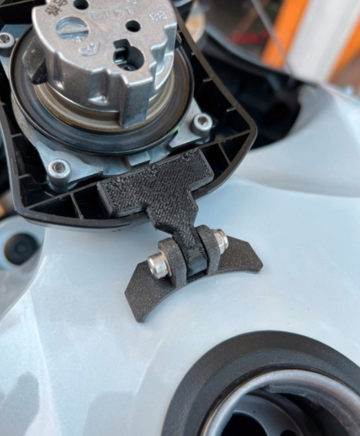 Yamaha Tenere 700 - Tankdeckel Scharnier aus flexiblen Kunststoff