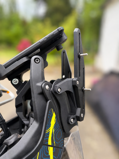 Scheibenwinkel-Adapter / Windshield Spacer – Yamaha Ténéré 700 – Platz für Navi & Roadbook